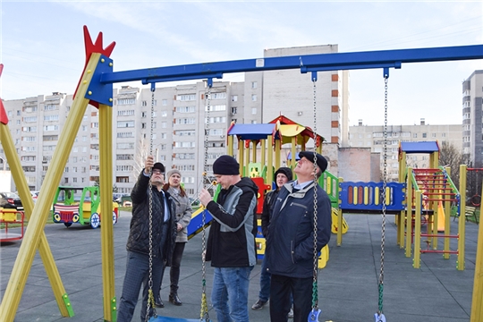 В Чебоксарах в разгар весеннего санитарно-экологического месячника комиссии ЖКХ проводят обходы дворовых территорий