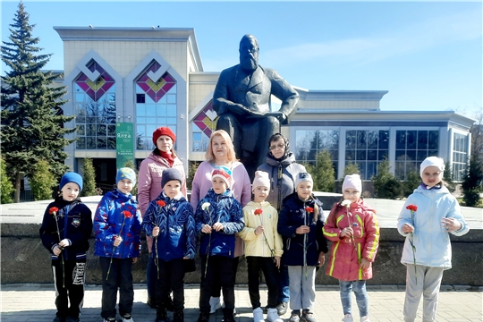 Сегодня в Чебоксарах в сквере перед Национальной библиотекой — традиционная церемония возложения цветов к памятнику Ивану Яковлеву