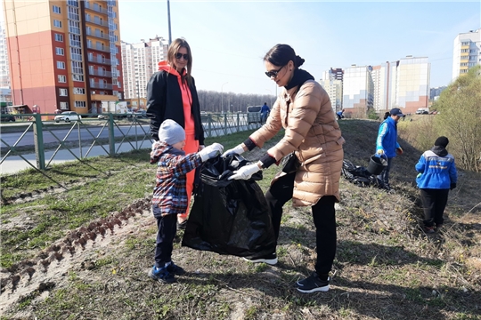 В Чебоксарах прошел субботник «Зеленая весна»
