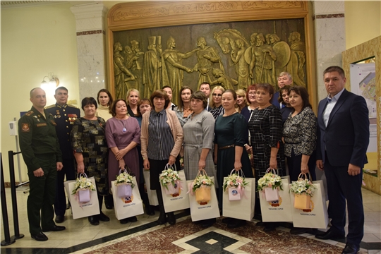 И гордостью горят мамины глаза