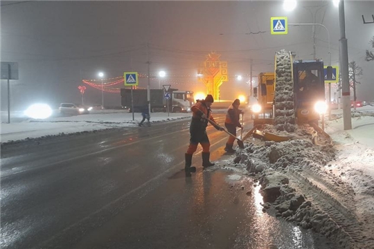 АО «Дорэкс» продолжает ежедневные работы по содержанию дорог и тротуаров города