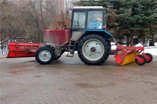  В Чебоксарах продолжились уборка и вывоз снега с парков, скверов и площадей