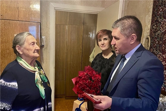 Глава г. Чебоксары Владимир Доброхотов вручил одну из первых медалей «80 лет Победы в Великой Отечественной войне 1941-1945 годов» Надежде Ивановне Лабузовой