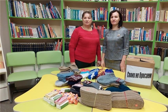 Участницы клубного формирования «Мастерицы» при Дубовской сельской библиотеки вяжут носки для бойцов специальной военной операции
