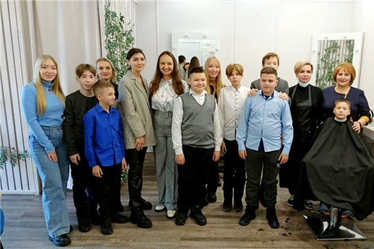 Женсовет Ленинского района Чебоксар подарил подросткам возможность сделать модные стрижки к Новому Году