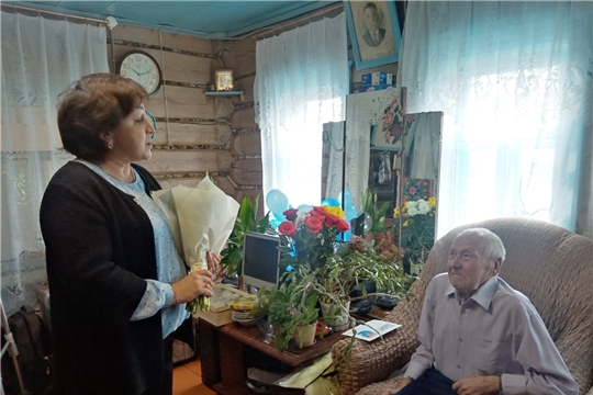 Председатель Яльчикского женсовета Лариса Васильева поздравила Анатолия Сайкина с юбилеем.
