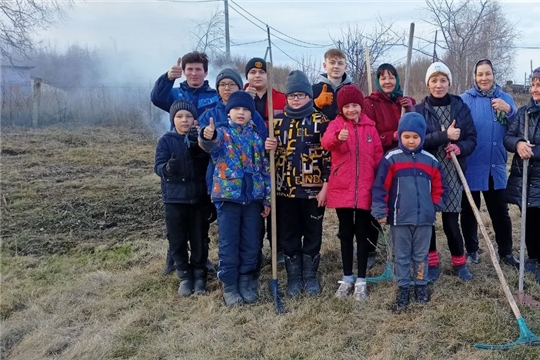 Женсовет Яльчикского муниципального округа проводит очистку территорий около обелисков и памятников