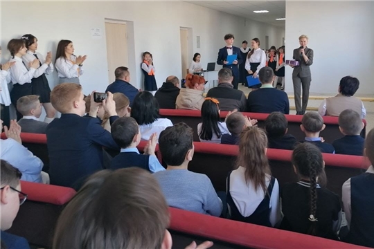 Волонтеры группы «Канаш – помощь воинам» и участники СВО посетили школу № 9