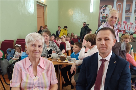 «Мы вместе!» В Шумерле прошел пасхальный концерт для семей мобилизованных, добровольцев и волонтеров