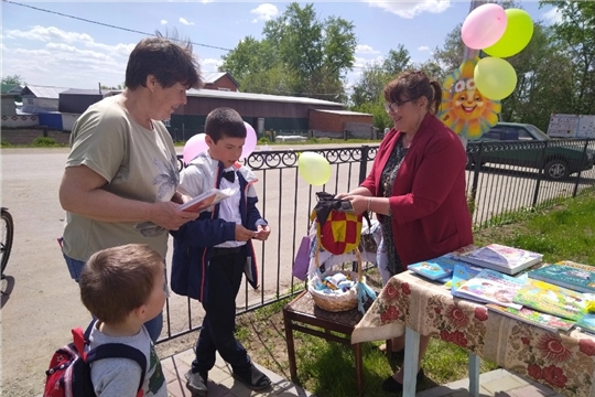 Работники Яншихово-Норвашского ДК провели уличную акцию "Сладкий мир мы дарим детям!"