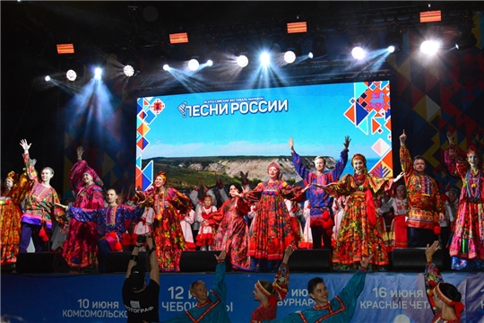 Фестиваль-марафон «Песни России» под художественным руководством народной артистки России Надежды Бабкиной прошел в Янтиковском районе.