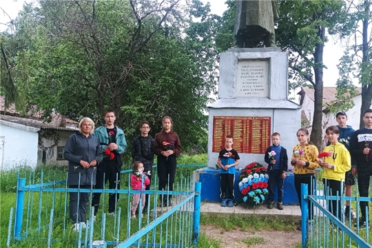 В деревне Нижарово у монумента памяти прошел митинг «Память сильнее времени…», посвященный Дню памяти и скорби.