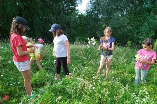 Интересно и весело прошла позновательно-игровая программа для детей,подготовленная работниками Яншихово-Норвашского ДК и библиотеки "В поисках волшебного цветка",посвящённая народному празднику «Ивана Купала».