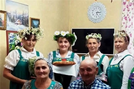 В День семьи, любви и верности работники культуры Чутеевского ДК, коллектив ансамбля «Кӗтне шевлисем» торжественно поздравили супружескую пару Шамбулиных.