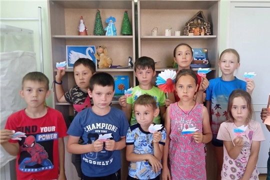 В день Российского флага, работники Чутеевского дома культуры и библиотеки совместно с МБОУ "Чутеевская СОШ" провели информационно – игровой час «Главный флаг страны великой».отники культуры выступили в праздничном мероприятии, посвящённом Дню Российского флага