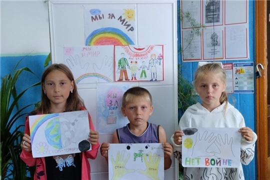 В память о жертвах террористических актов работники культуры Можайского ДК организовали Патриотическую акцию "Мы за Мир". 