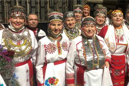 Народный фольклорный ансамбль «Тăрмăш» поздравил земляка с ЮБИЛЕЕМ!