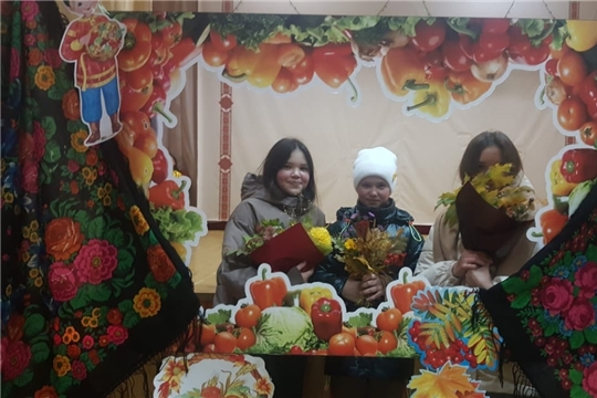 15 октября в Новобуяновском ДК состоялся долгожданный и всеми любимый праздник "Осенний бал". По осеннему оформленном зале собралась молодежь. 