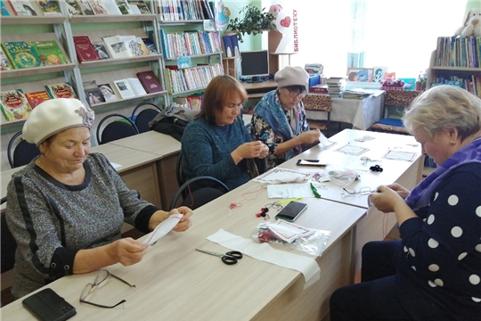 Участницы клуба " Хозяюшка" Тюмеревского дома культуры приняли участие в республиканской акции «Подари платок солдату»