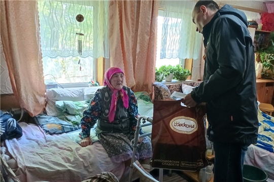 Поздравили ветеранов на дому