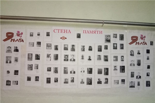 Жители села Алдиарово приносят фотографии на "Стену памяти"