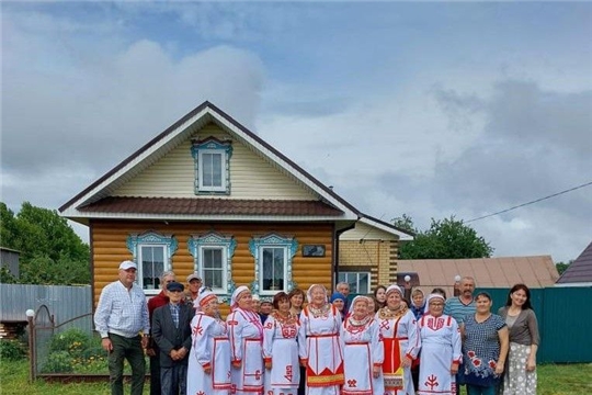 В честь известного художника Евграфа Пайманова в д. Мурзакасы Ядринского района открыли мемориальную доску.