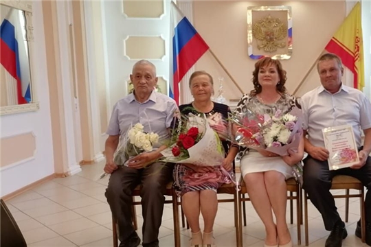 Сегодня в преддверии Дня города Ядрина в Ядринском райотделе ЗАГС состоялось чествование супружеских пар