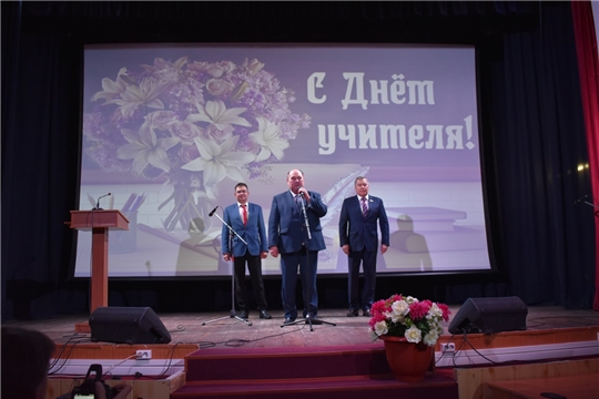 5 октября в Ядринском районном Доме культуры чествовали людей, которые посвятили свою жизнь педагогике и воспитанию подрастающего поколения.