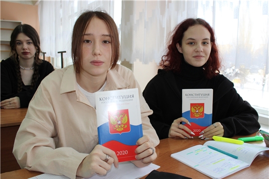 На «Разговорах о важном» школьникам рассказали о Дне Конституции