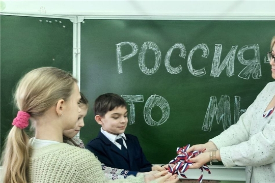 В Новочебоксарском кадетском лицее в рамках проведения месячника оборонно-массовой, спортивной и военно-патриотической работы запустили акцию «Российский триколор»