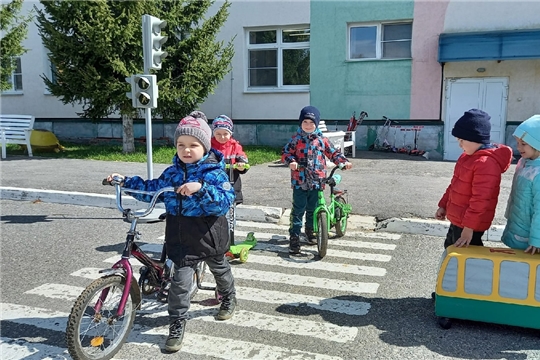 Дошколята закрепляют правила езды на велосипеде