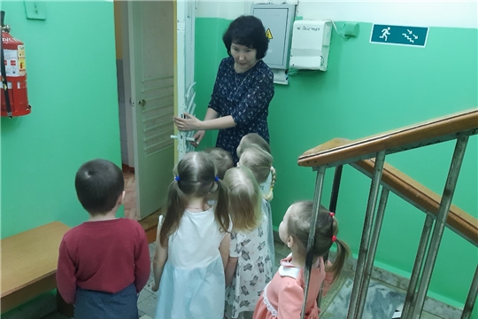 Дошколята закрепляют правила безопасного обращения с дверью
