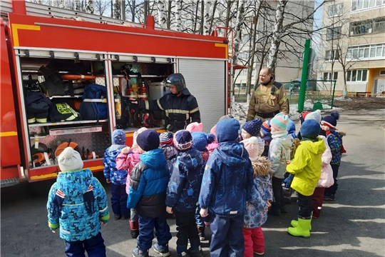 Пожарные в гостях у дошколят