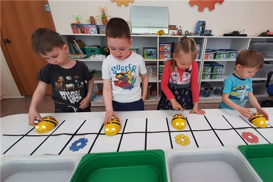 Робот-пчела Bee-bot на кружке "Лего-моделирование"