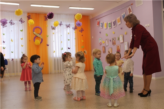 С 8 марта поздравляют малыши группы "Колобок"