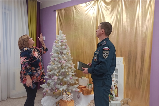 Специалисты МЧС проверяют  дошкольные учреждения на предмет соблюдения мер противопожарной безопасности до начала проведения праздничных мероприятий.