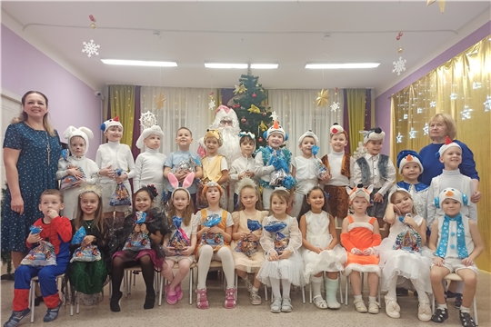 Новогодний утренник в группе "Голубая планета". 