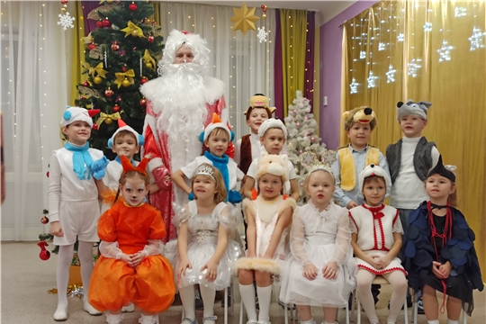 Новогодний утренник в группе "Сказка"
