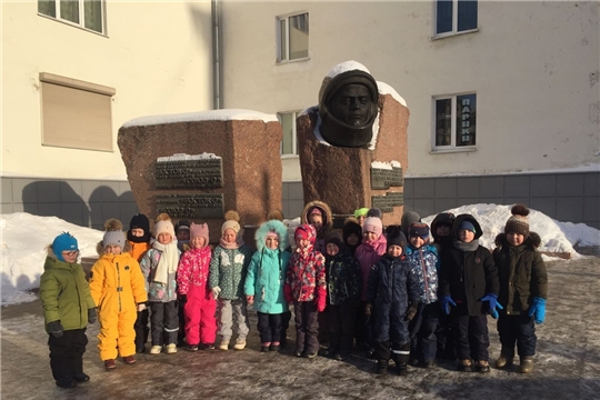 По родному краю с рюкзаком шагаю. 