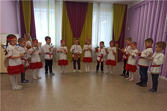 В краю ста тысяч песен.