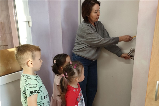 Не играй с дверью, можно прищемить пальчики