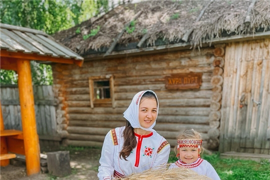 Семья Никифоровых принимает участие в онлайн флеш-мобе "Моя семья в национальном костюме"