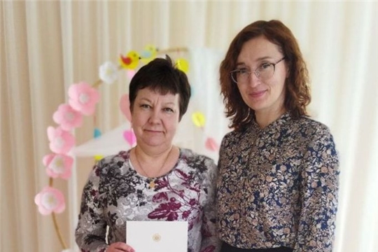 Вручение памятной открытки