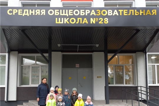 Дошколята поздравили учителей с праздником