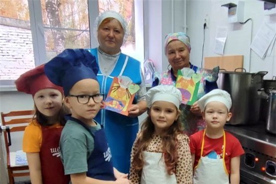 Дошкольники поздравили поваров с профессиональным праздником