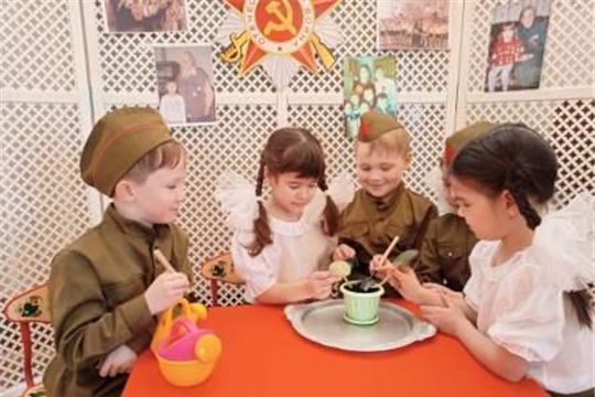 Воспитанники ДОУ - участники городской акции "Цветок ветерану"