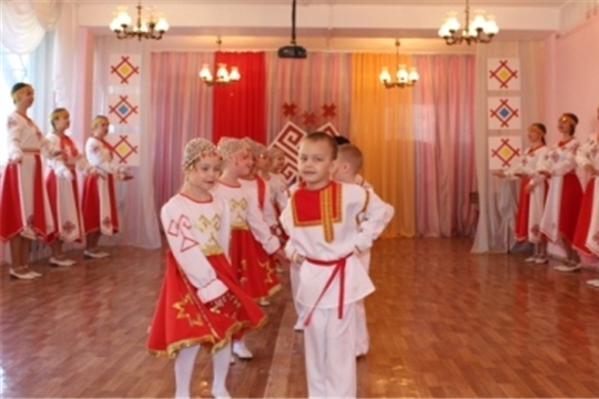 Воспитанники и педагоги ДОУ исполнили национальный танец