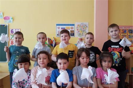 Воспитанники изготовили белых голубей - символ мира. 