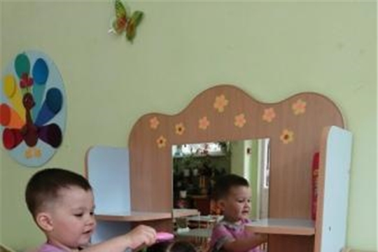 Воспитанники второй группы раннего возраста знакомятся с профессией парикмахера