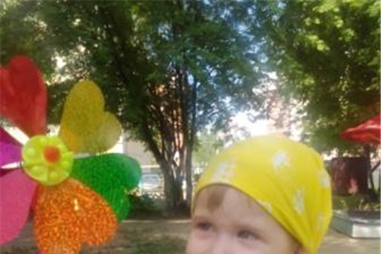Воспитанники второй группы раннего возраста знакомятся с природным явлением  - ветер 